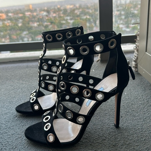 Authentic Prada Décolleté Heeled Sandals
Black suede and silver-coloured sails. - Picture 14 of 14